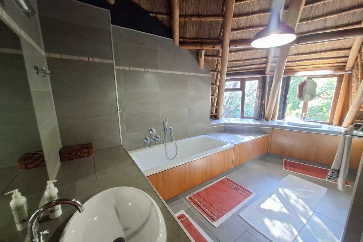 Unique Thatch roof home with two flats - Photo 2