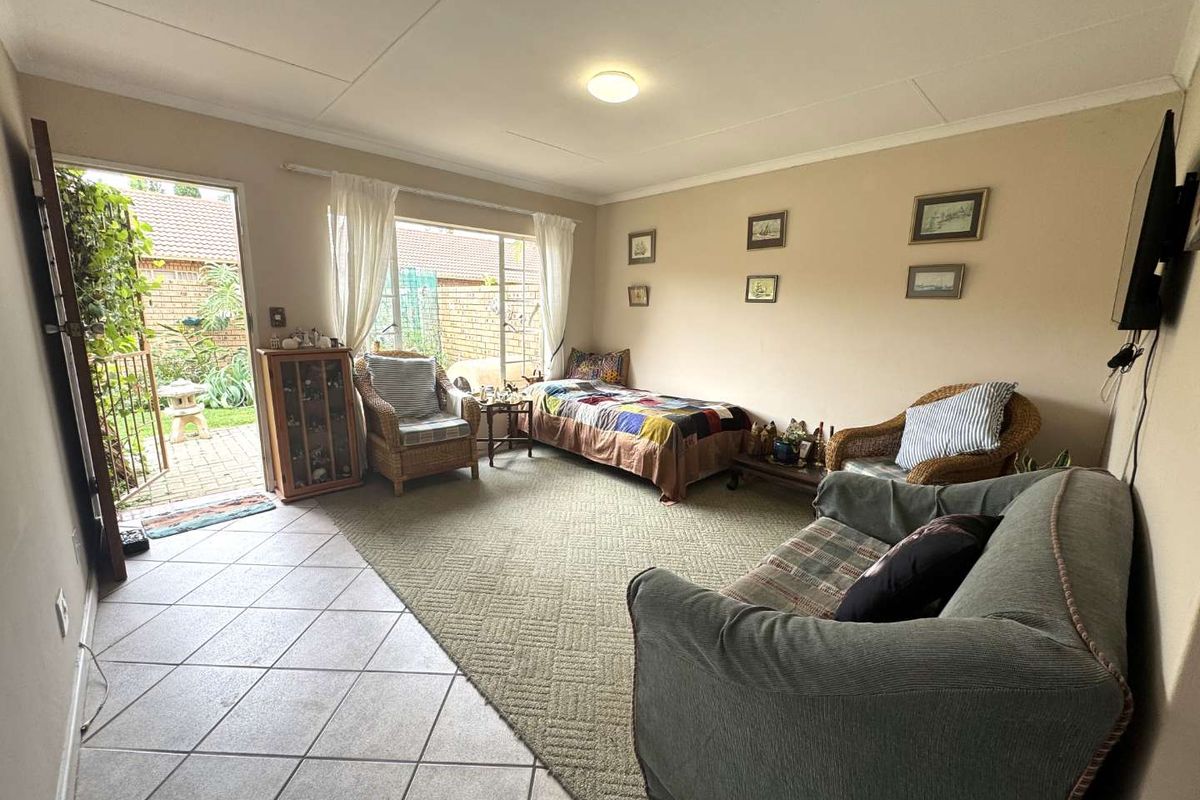 2 Bedroom Stand Alone Simplex for Sale in Moreleta Park - Photo 2