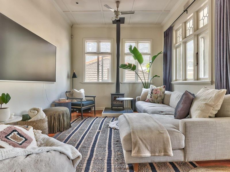 Beautiful Spacious and Character 2 Bedroom Furnished Apartment for Rent Long term. - Photo 7