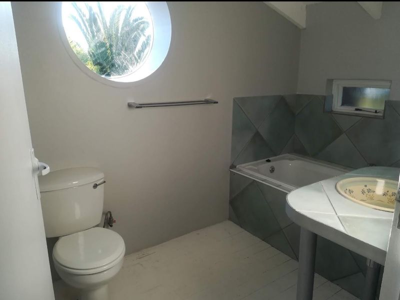 Double volume tranquil, light and sun filled- dual living - Photo 9