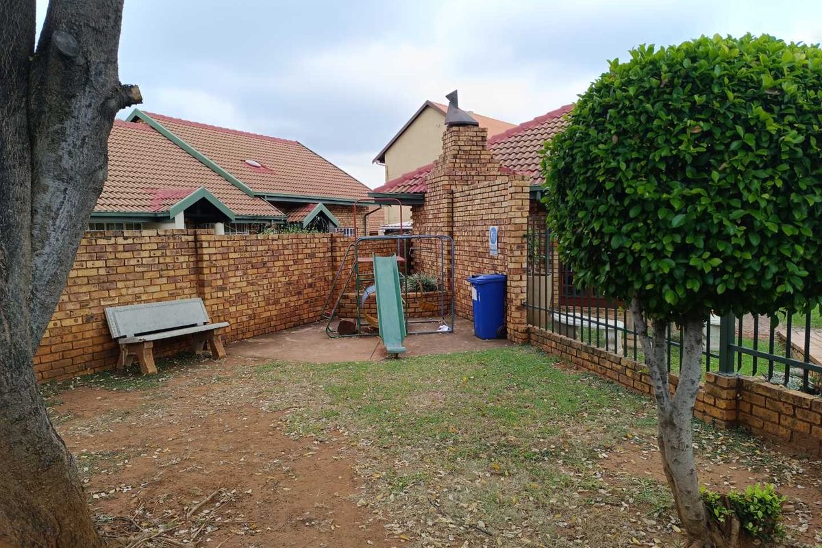 CLUBVIEW - 3 BEDROOMS - 2 FULL BATHROOMS - 2 LOCK-UP GARAGES - Photo 2