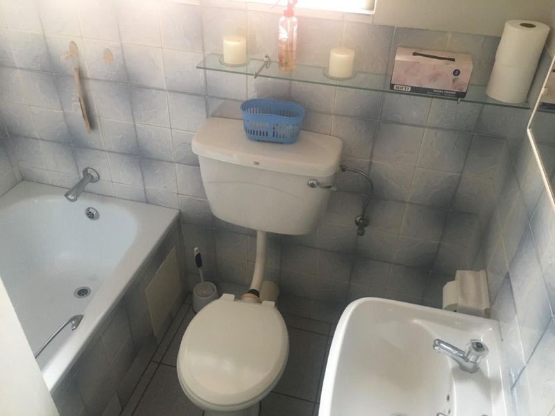 2 Seperate flats and a House on corner stand with two entrances. - Photo 10