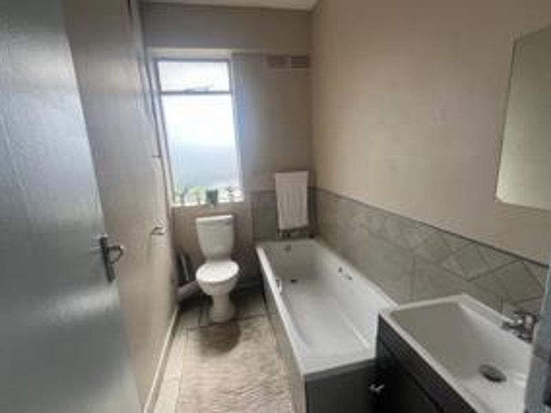 2 Bedroom 1 Bathroom Apartment - Photo 7