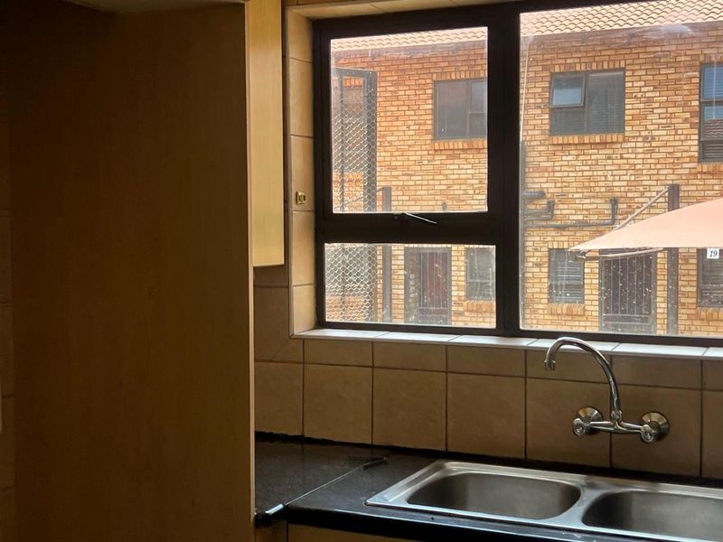 This lock up and go duplex unit is up for grabs in a lovely quiet security complex and facebrick as well. - Photo 4