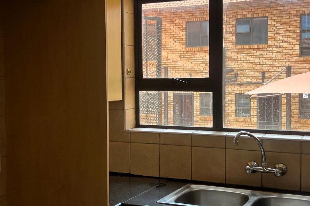 This lock up and go duplex unit is up for grabs in a lovely quiet security complex and facebrick as well. - Photo 4