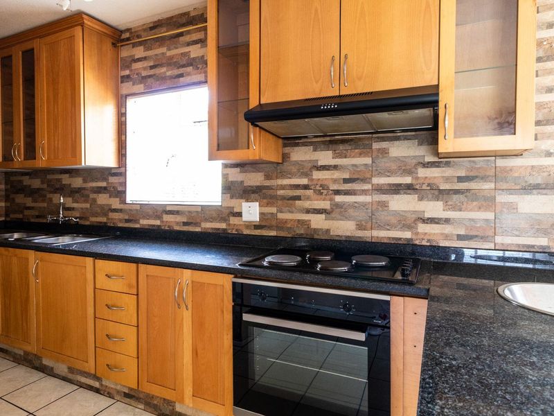 Charming 2-Bedroom Ground Floor Unit: Style and Comfort Await! - Photo 9