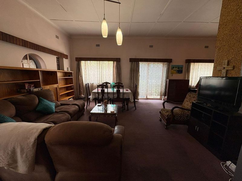 Fabulous Family Home on the Border of Oakdene! - Photo 4