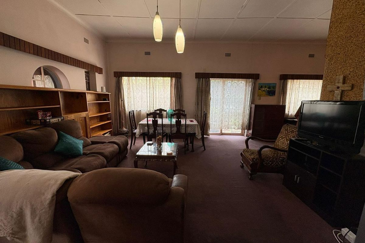 Fabulous Family Home on the Border of Oakdene! - Photo 4