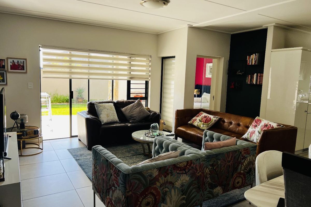 Elegant Fully Furnished 3-Bedroom Garden Unit - Photo 3
