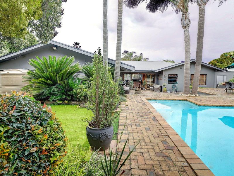 Tastefully Modernized Family Home with Ample Entertainment Spaces and Stunning Views - Photo 2