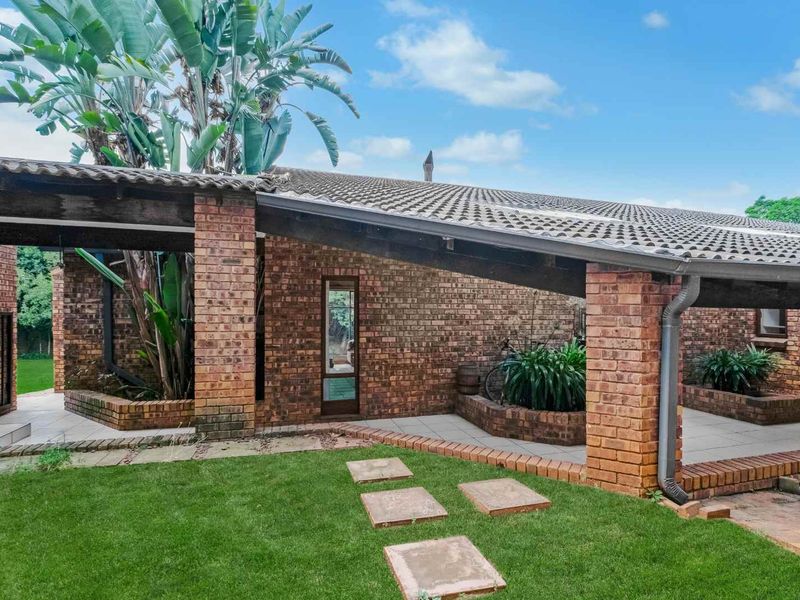 6 Bedroom Family Home For Sale In Bryanston - Photo 4