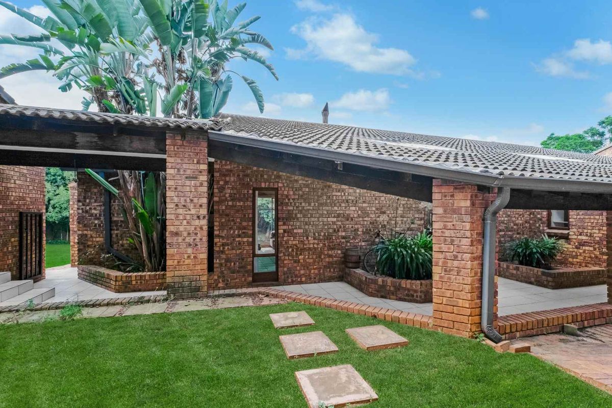 6 Bedroom Family Home For Sale In Bryanston - Photo 4