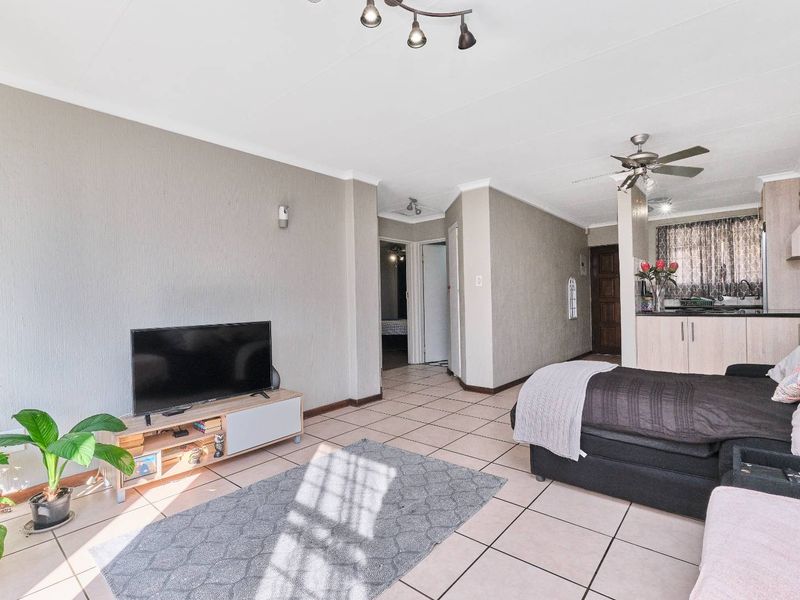 Charming Two-Bedroom Upstairs Townhouse with Scenic Balcony. - Photo 7