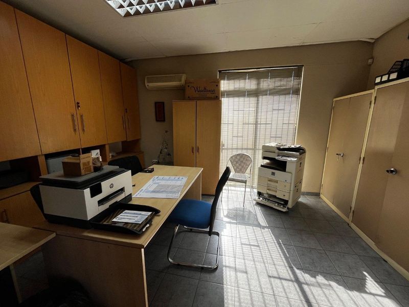 Perfect showroom space for sale - Photo 6