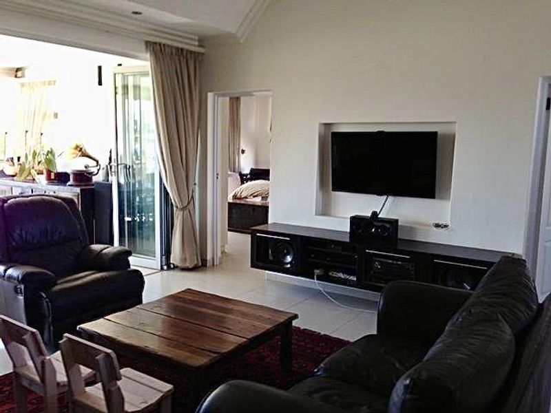 Omeya Golf Estate – Spacious 4-Bedroom Home with Garden & Security - Photo 8