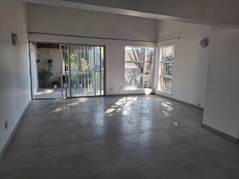 A BEAUTIFULLY RENOVATED TWO BEDROOM SIMPLEX - Photo 4