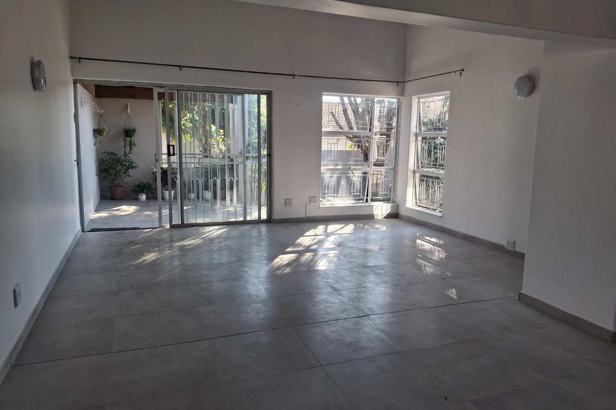 A BEAUTIFULLY RENOVATED TWO BEDROOM SIMPLEX - Photo 4