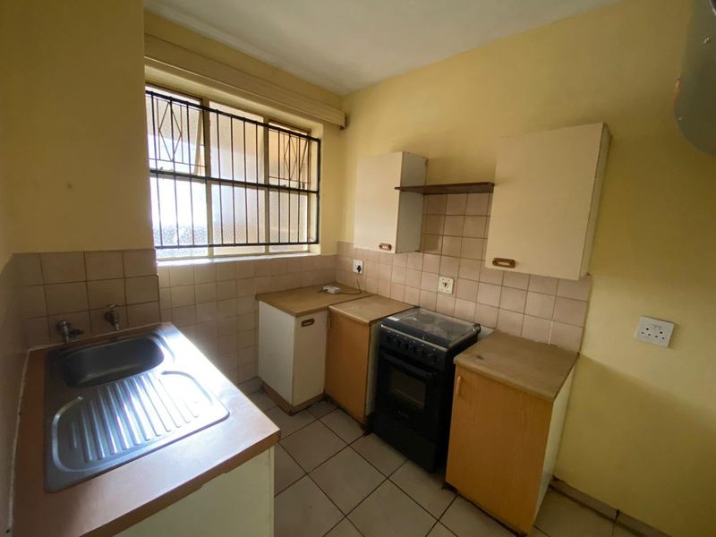 Discover Your New Home: Spacious 1.5 Bedroom Apartment - Photo 3