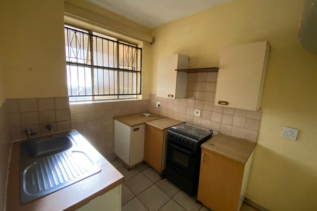 Discover Your New Home: Spacious 1.5 Bedroom Apartment - Photo 3