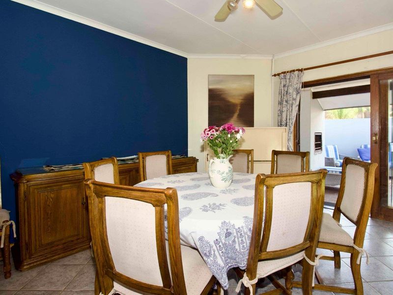 Spacious 3 bedroom Simplex in a secure complex. - Photo 8