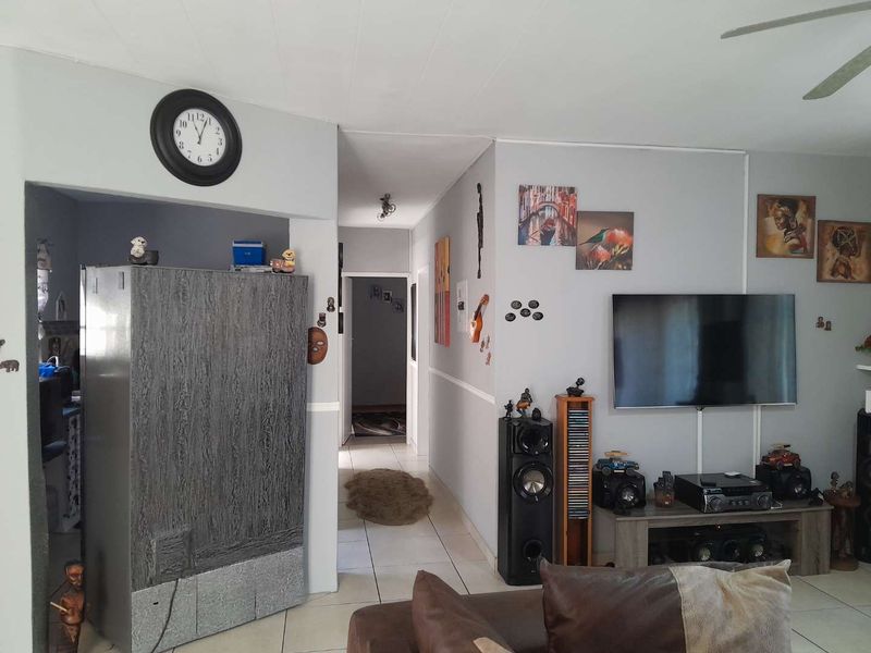 Modern Spacious Home in Secure Complex - Photo 2