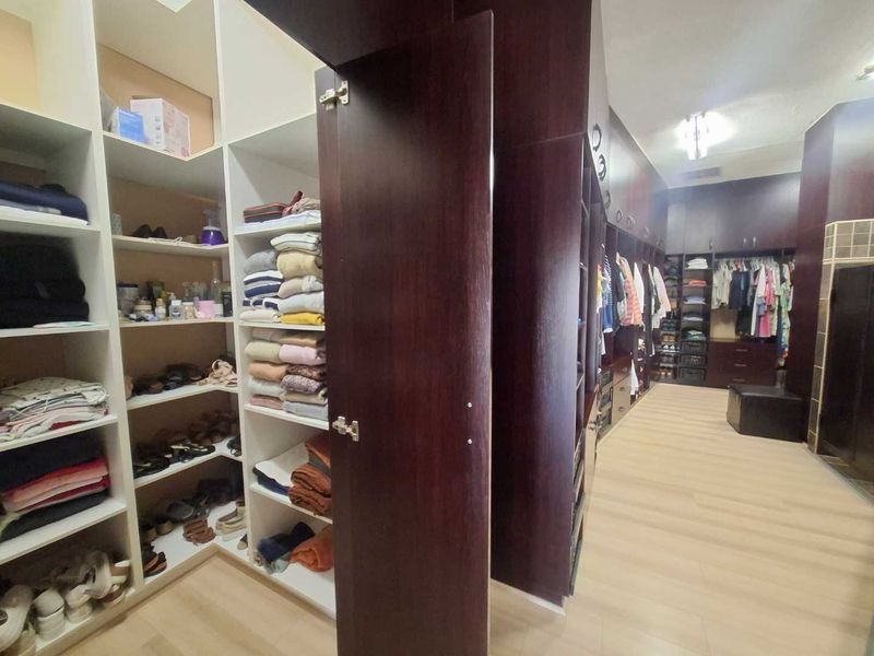 Luxurious, Secure Family Oasis with Stunning Views - Photo 4