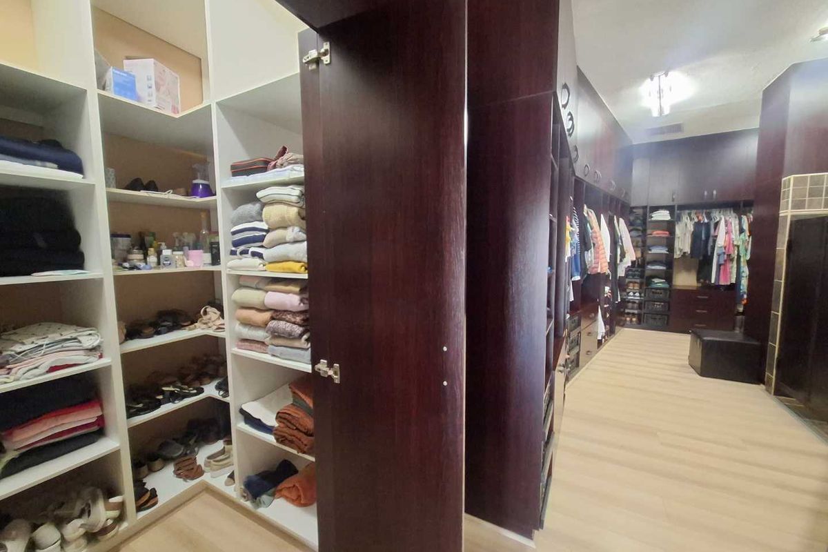 Luxurious, Secure Family Oasis with Stunning Views - Photo 4