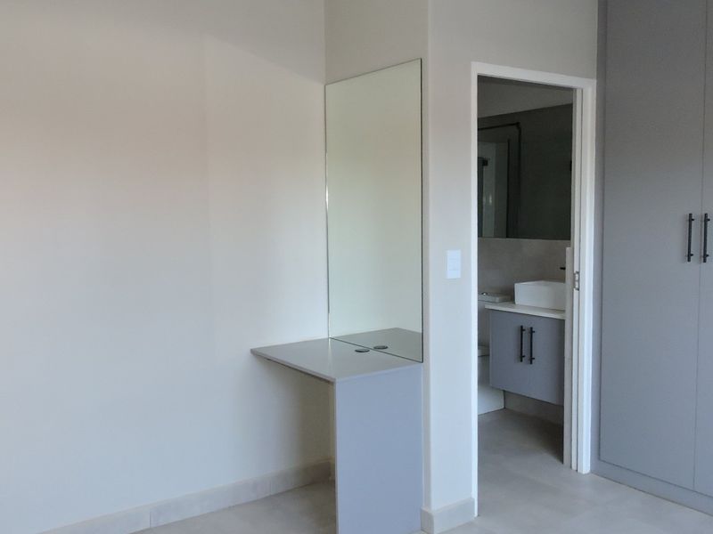 Modern ground floor 2 Bedroom apartment with garden in Brooklyn - Photo 3