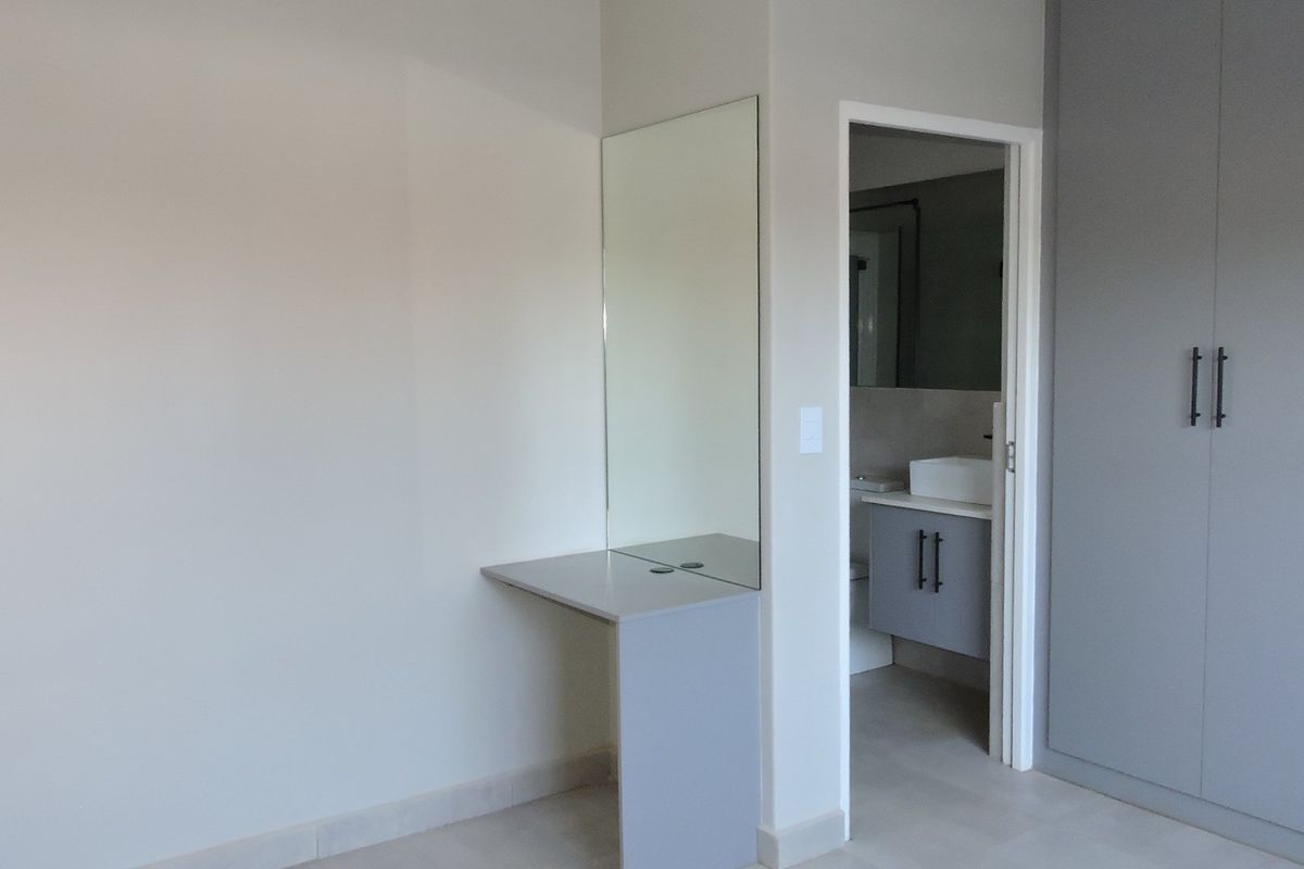Modern ground floor 2 Bedroom apartment with garden in Brooklyn - Photo 3