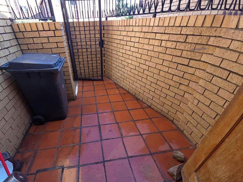 Spacious Townhouse in Sought-After Faerie Glen, Pretoria East - Photo 5