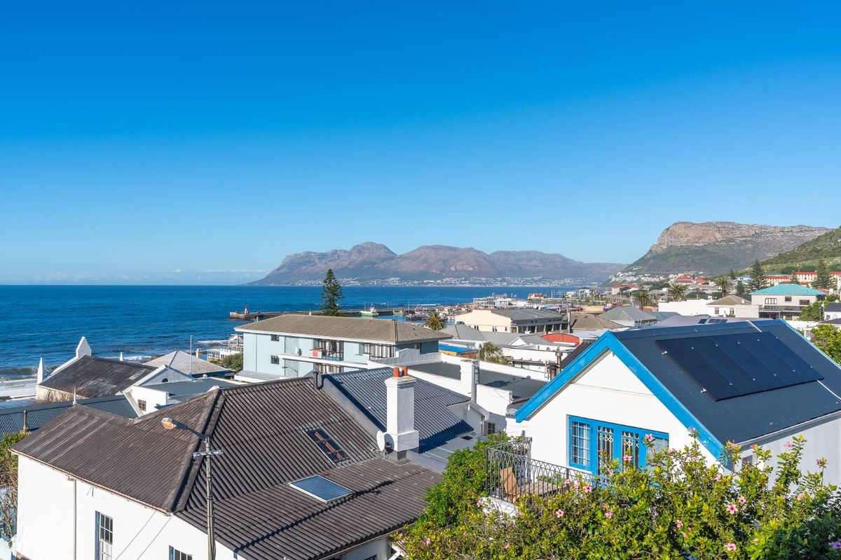 Elevated Coastal Charm with Unmatched False Bay Views for Rent Long Term - Photo 3