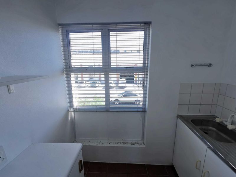 107sqm First Floor Office to Rent in a secure office park, Milnerton - Photo 9