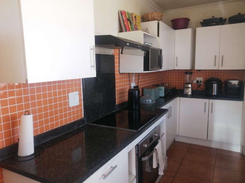 Stunning House Bordering Oakdene! - Photo 7