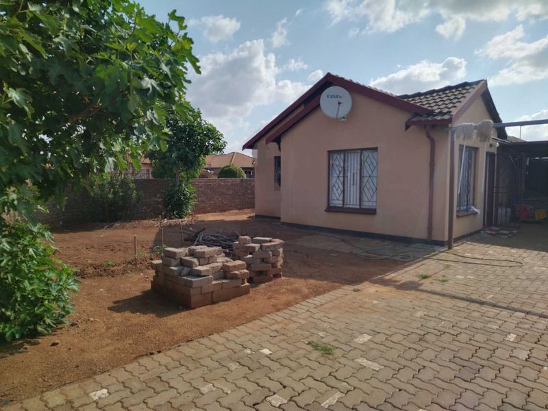 3 bedrooms corner house for sale in Rosslyn - Photo 2