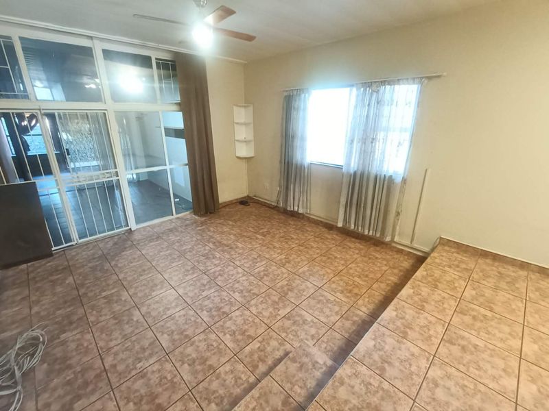 Spacious Duplex For Sale in Clubview. - Photo 8