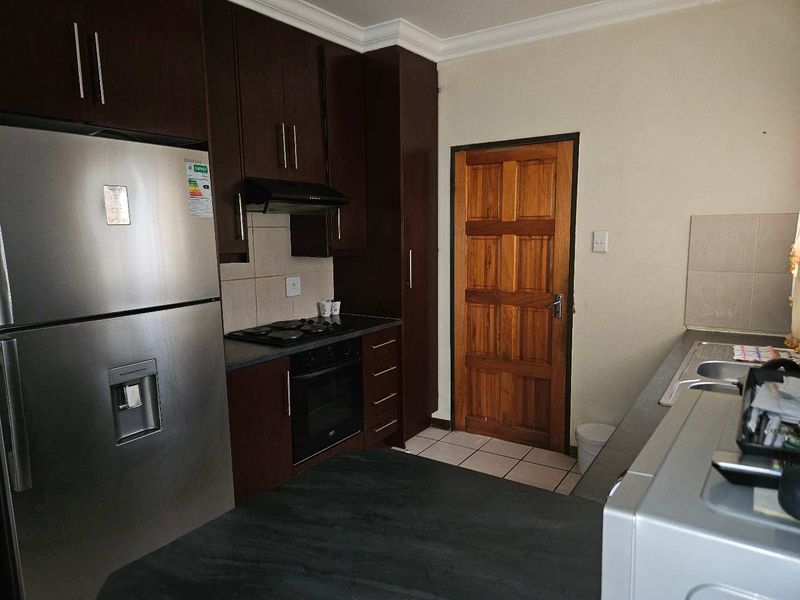 Modern lock-up and go townhouse - Photo 8