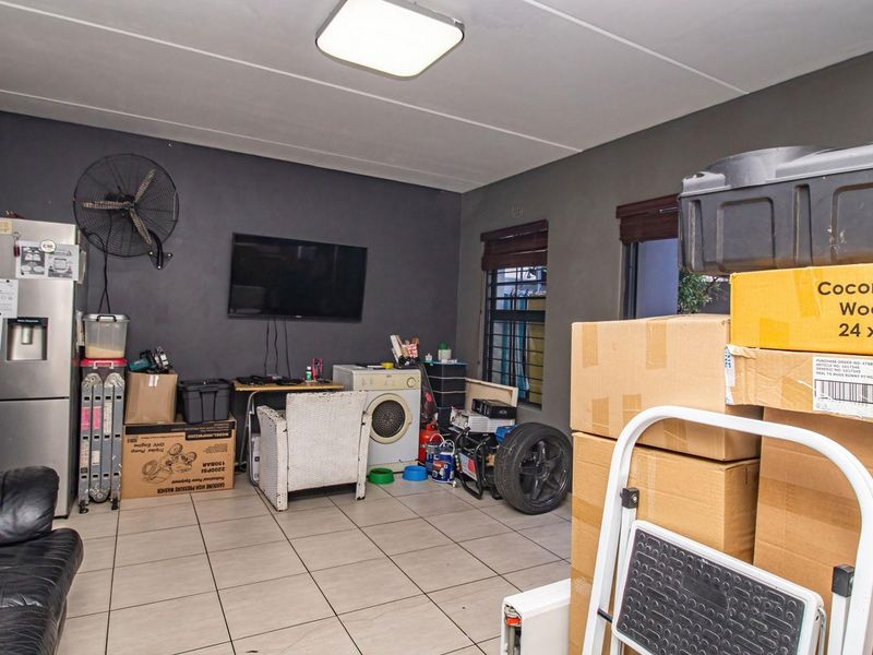 Charming 2-Bedroom Apartment in Secure Complex - Photo 7
