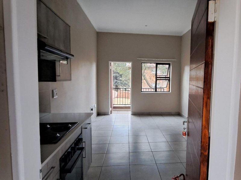 One Bedroom Apartment at Stonehaven - A secure residential estate in Whiteridge, Randburg - Photo 3