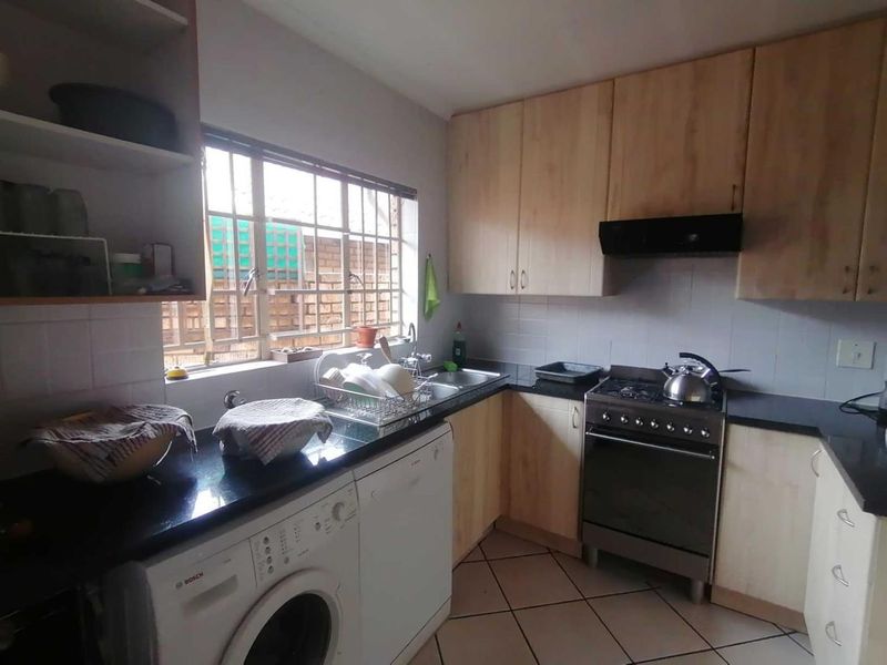 BEAUTIFUL TOWNHOUSE FOR SALE IN SOUGHT-AFTER ELDORAIGNE!!!! - Photo 5