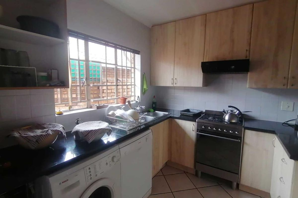 BEAUTIFUL TOWNHOUSE FOR SALE IN SOUGHT-AFTER ELDORAIGNE!!!! - Photo 5