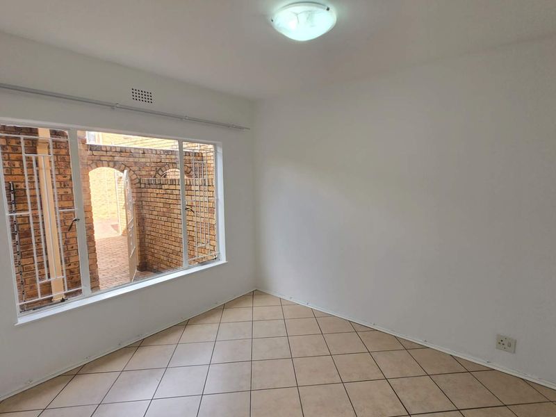 Spacious 3-Bedroom Townhouse with Gas Hob & Backup Water - Photo 7
