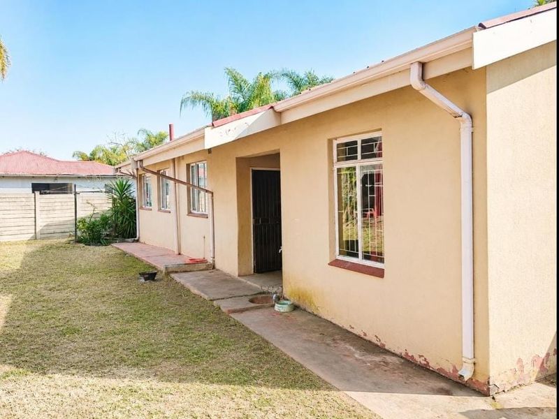 SPACIOUS 3-BEDROOM FAMILY HOME FOR SALE IN KWAGGASRAND! - Photo 3
