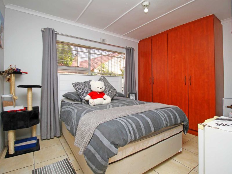 Modern Facebrick 4-Bedroom Gem with Pool, Back up water system and lots of space - Photo 10