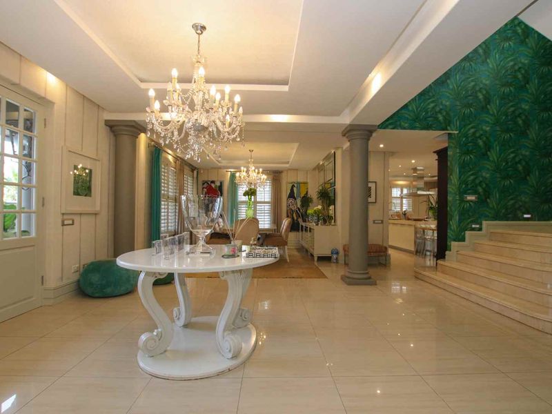 State of the art  mansion in magnificent Milkwood Drive. - Photo 4