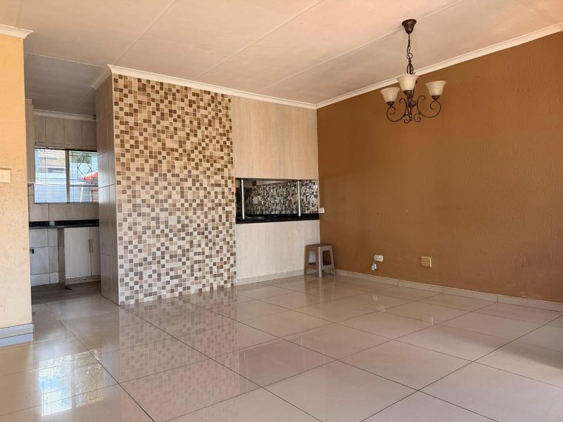 Comfort, Space & Convenience – Immaculate 2-Bedroom Townhouse with 3 Parking Bays in Sandton - Photo 3