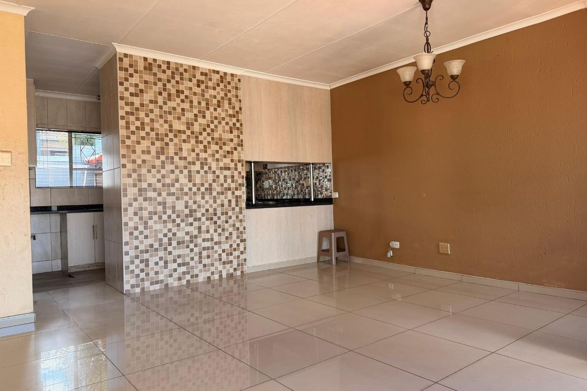 Comfort, Space & Convenience – Immaculate 2-Bedroom Townhouse with 3 Parking Bays in Sandton - Photo 3