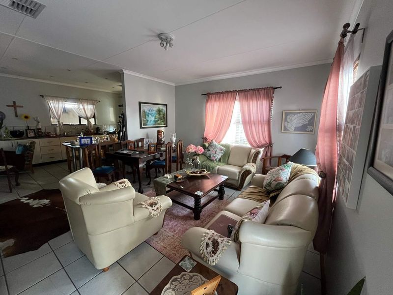 Immaculate 3-bedroom townhouse just outside Upington - Photo 7