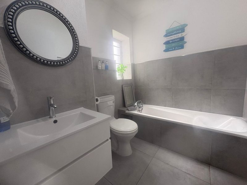 Stunning FURNISHED 2 bedroom apartment in Mont Serrat West Beach - Photo 6