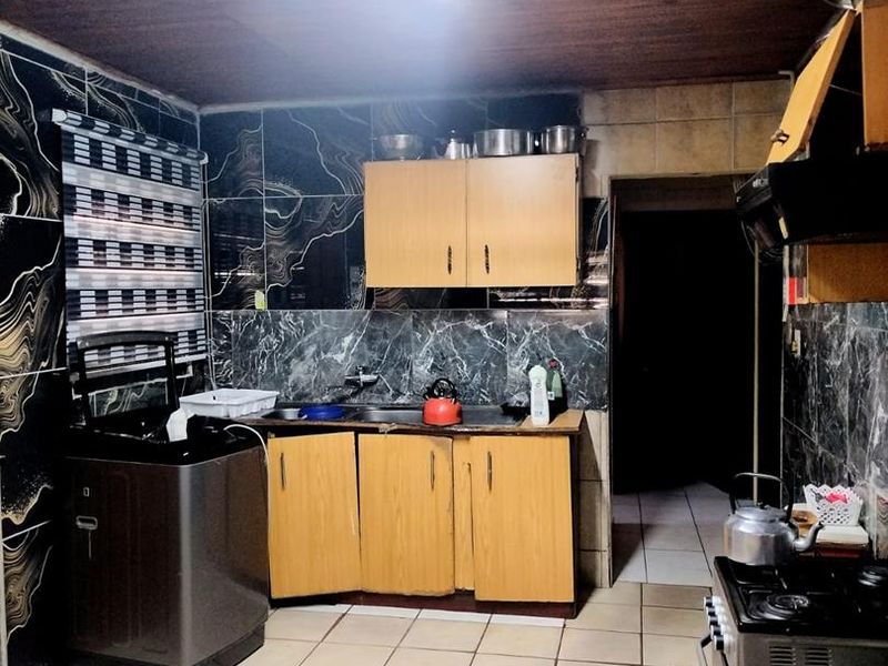 Spacious 3-Bedroom House for Rent in Palm ridge - Photo 8