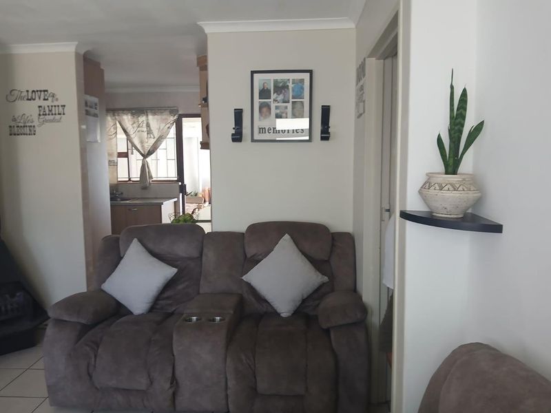 Charming Modern 3-Bedroom Home in Northpine | R1,720,000 - Photo 10